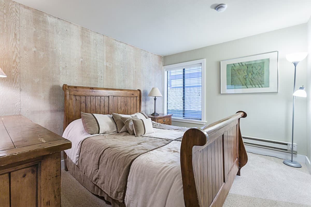 Queen sleigh bed